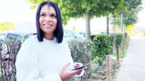 Laya – 25, ready-to-wear saleswoman! – JacquieEtMichelTV