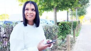 Laya – 25, ready-to-wear saleswoman! – JacquieEtMichelTV