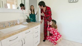 LaSirena69, Angel Youngs – A Very Cummy Christmas Eve – RealityKings