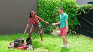 Naomi Foxxx – Helping Out My MILF Neighbor – RealityKings
