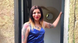 Gwen – 27, participates in rather intense antics! – JacquieEtMichelTV
